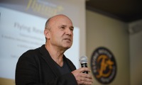 Jiří Pruša, jednatel Galileo training, s.r.o., vydavatele Flying Revue, vítá hosty prezentace nového webu a dalších aktivit Flying Revue. Jiří Pruša, jednatel Galileo training, s.r.o., vydavatele Flying Revue, vítá hosty prezentace nového webu a dalších aktivit Flying Revue.