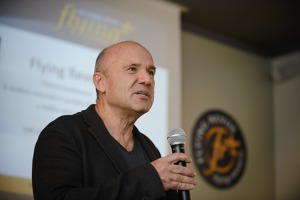 Jiří Pruša, jednatel Galileo training, s.r.o., vydavatele Flying Revue, vítá hosty prezentace nového webu a dalších aktivit Flying Revue.