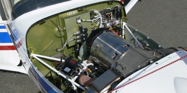 Zástavba turbovrtulového motoru TP-00 z PBS Velká  Bíteš v Cessně 172. 