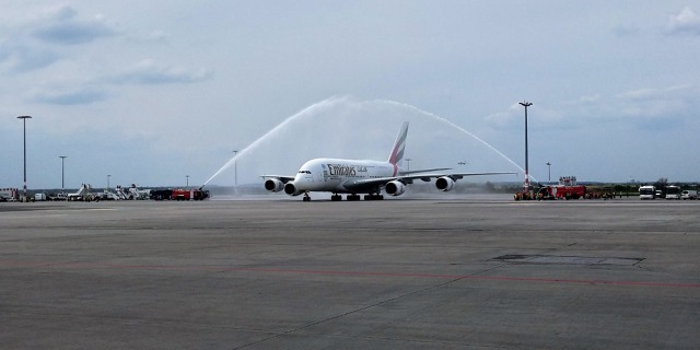 Vodní slavobrána při prvním příletu A380 na lince Dubaj-Praha.