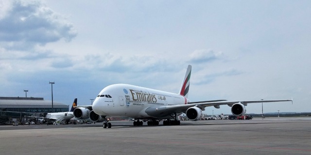 Největší dopravní letadlo světa pojíždí na stojánku při prvním příletu A380 na lince Dubaj-Praha.