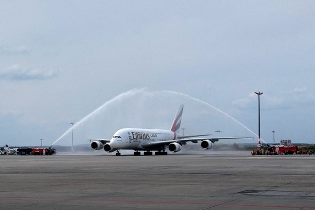 Vodní slavobrána při prvním příletu A380 na lince Dubaj-Praha