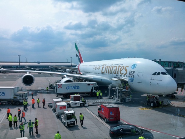 A380 po prvním příletu na lince Dubaj-Praha na stojánce. Ještě dnes se vrací zpět do Dubaje.