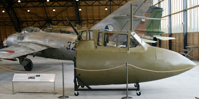 Kabina letounu Pe-2 v hangáru č. V; vč. 2/225, rok výroby 1943.
