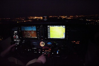 Pohled z kokpitu při nočním letu.