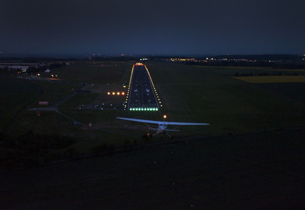 Světelný systém PAPI je umístěn vlevo od dráhy. Cessna na obrázku je na správné sestupové ose, vy ale vidíte 4 bílá světla systému PAPI (což znamená příliš vysoko), jelikož letadlo s fotografem je nad sestupovou osou.
