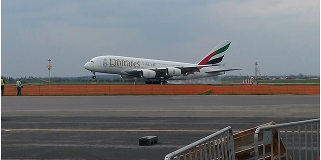 Kola A380 se právě dotkla ranveje Letiště Václava Havla při prvním příletu v rámci pravidelné linky Dubaj-Praha.