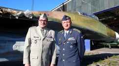 Ředitel VHÚ plukovník Aleš Knížek a velitel vzdušných sil Armády ČR, brigádní generál Libor Štefánik přišli MiG přivítat společně. 
