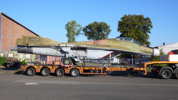 MiG-29 před hangárem leteckého muzea ve Kbelích čeká na složení z transportéru. 