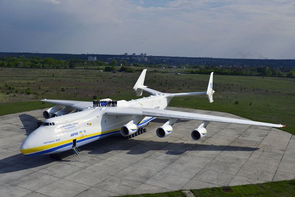 Představu o velikosti letadla An-225 Mrija si můžete udělat u této fotografie. Kdo se na na stojánce na letadle fotografoval, se nám zjistit nepodařilo, ale ty tečky na centroplánu jsou skutečně lidé.