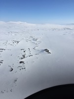 Laponsko - dvě malé tečky u skály uprostřed jsou běžkaři. K nejbližší civilizaci to mají dobře 50 kilometrů.