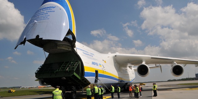 An-225 v cargo zóně Letiště Václava Havla Praha. Foto Martin Novák