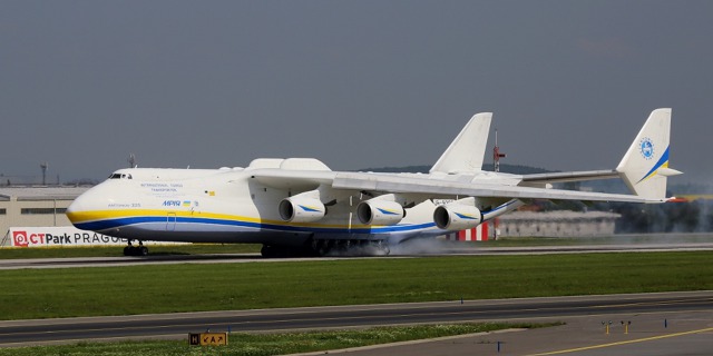 Mrija právě dosedá na dráhu 06/24 na Ruzyni. Foto Český Aeroholding