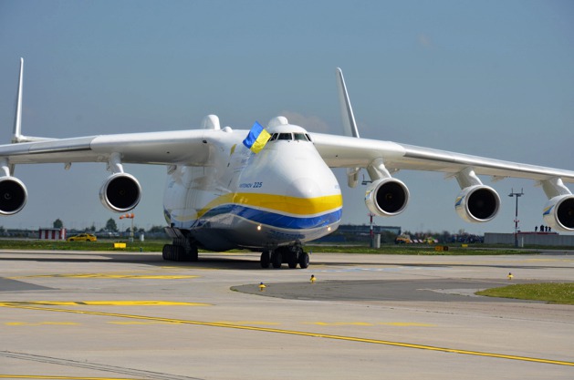 An-225 Mrija pojíždí po přistání na stojánku. Foto Český Aeroholding