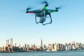 Drony - nový, dosud nepříliš dořešený fenomén leteckého práva. Foto: DroneLife.com