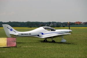 Dynamic OK-NUU-86 Tomáše Svárovského z Pilotní akademie pojíždí na start.