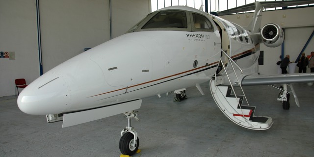 Embraer Phenom 100 v hangáru.