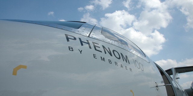 Phenom 100 z podhledu proti nebi.