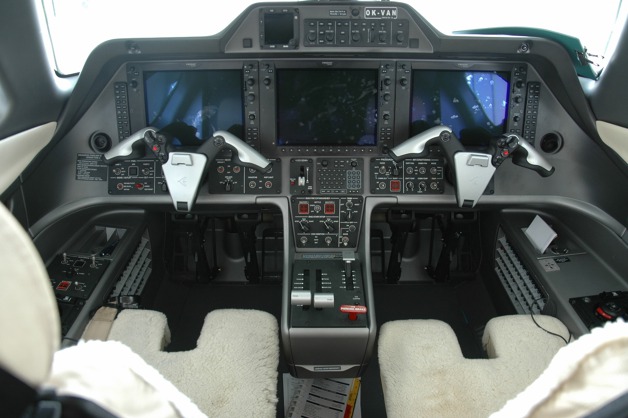 Interiér brazilského letounu Embraer Phenom 100.