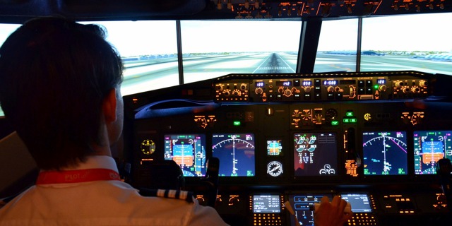 Letecký simulátor iPilot Boeing B 737 ve Zborovské ulici na Malé Straně v Praze. 