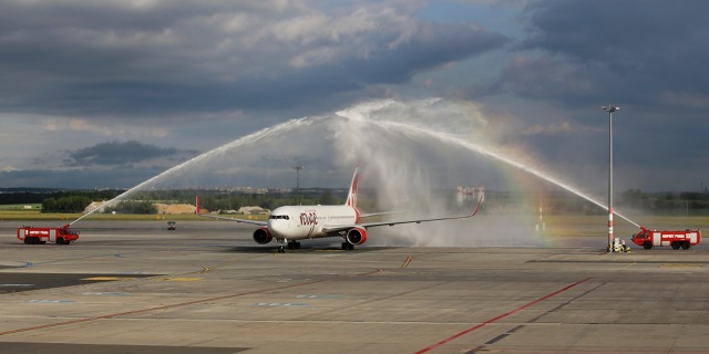 Vodní slavobrána pro B 767-300ER Air Canada Rouge