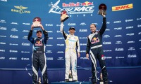 Chiba 2016, tři nejlepší: zleva bronzový Kirbey Chambliss, vítězný Yoshihide Muroya a český závodník Martin Šonka jako stříbrný. Foto: Red Bull Air Race Chiba 2016, tři nejlepší: zleva bronzový Kirbey Chambliss, vítězný Yoshihide Muroya a český závodník Martin Šonka jako stříbrný. Foto: Red Bull Air Race