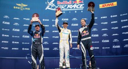Chiba 2016, tři nejlepší: zleva bronzový Kirbey Chambliss, vítězný Yoshihide Muroya a český závodník Martin Šonka jako stříbrný. Foto: Red Bull Air Race