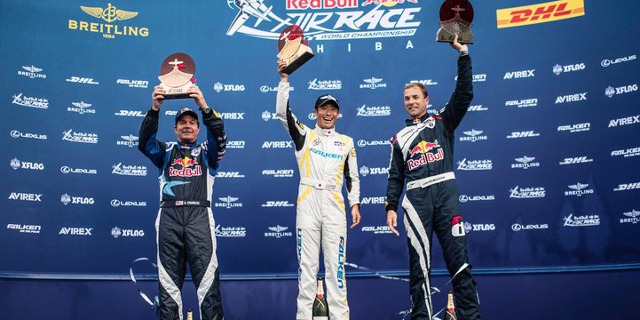 Chiba 2016, tři nejlepší: zleva bronzový Kirbey Chambliss, vítězný Yoshihide Muroya a český závodník Martin Šonka jako stříbrný. Foto: Red Bull Air Race