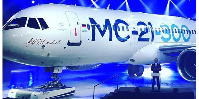 MC-21-300 během slavnostního roll-outu v Irkutsku 8. června 2016.