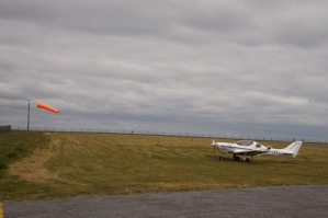 Sám proti větru – letiště Inishmore, Aranské ostrovy.