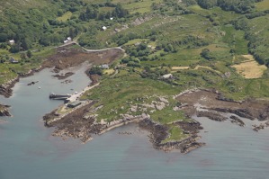 Vesnička Diomanouk u ústí řeky Kenmara do Atlantského oceánu – západní pobřeží Irska.