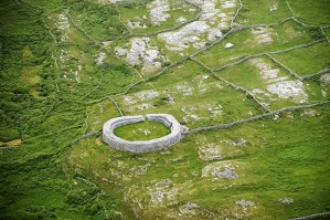 Dun Eoghanachta – kruhové opevnění uprostřed ostrov Inishmore.