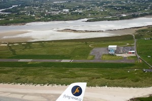 Letiště Donegal, sever západního pobřeží Irska. Za wingletem vidíte pláž; já tedy letím nad Atlasntským oceánem. 