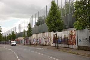 Třípatrová zeď dělící katolickou a protestantskou část Belfastu.