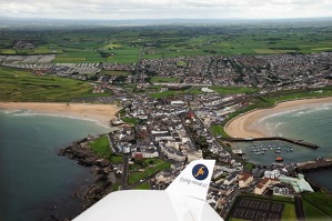 Městečko Portrush rozkládající se na Remore Head – sever Severního Irska.