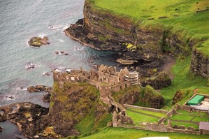 Hrad Dunluce Castle u Runkerry Point.