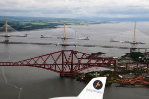 „Mosty“ (The Bridges) u Edinburghu přes Firth of Forth. První je železniční, který byl ve své době (osmdesátá léta 19. století) výkřikem techniky, druhý je dálniční a třetí je rozestavěný další dálniční most.