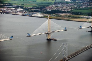 Rozestavěný dálniční most přes Firth of Forth.