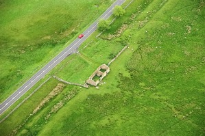 Zbytky strážního domku v Hadriánově zdi oddělující od doby Římanů Anglii od Skotska
