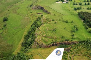 Hadriánova zeď využívala i přírodních překážek k obraně proti vpádům ze strany skotských bojovníků.