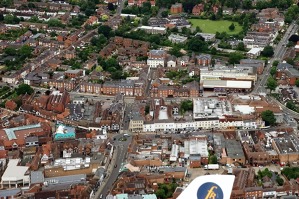 Stratford upon Avon – rodiště Williama Shakespeara – jeho rodný dům (dnes muzeum) je vidět vlevo nahoře od kruhového objezdu uprostřed fotografie (bílý s trámy).