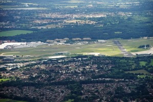 Letiště Farnborough kde se každým druhým rokem odehrává jedna z největších leteckých výstav.