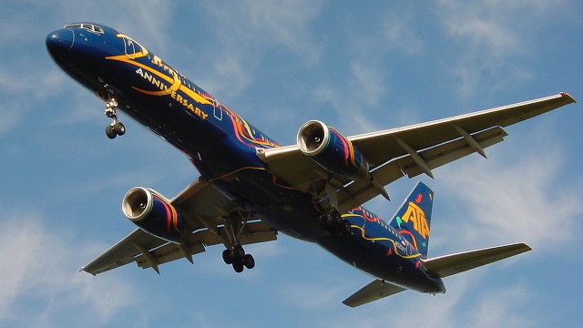 Boeing 757-23N ve speciálních barvách k 25. výročí dnes již neexistující společnosti American Trans Air (později ATA Airlines), při přistání na letišti v Atlantě v listopadu 2000.