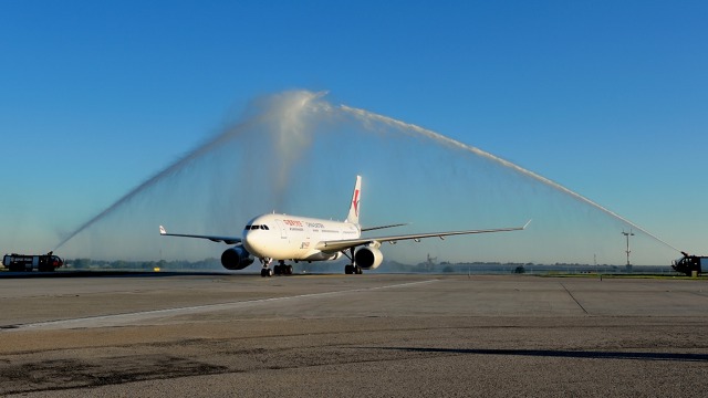 Airbus A330-200 China Eastern Airlines, slavnostní vodní slavobrána na Letišti Václava Havla Praha.