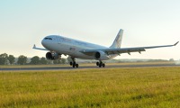 Airbus A330-200 China Eastern Airlines při přistání.