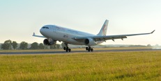 Airbus A330-200 China Eastern Airlines při přistání. Airbus A330-200 China Eastern Airlines při přistání.