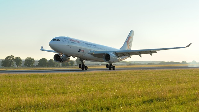 Airbus A330-200 China Eastern Airlines při přistání.