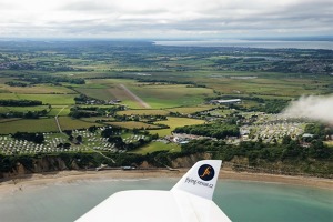 Přistávací dráha a okolí letiště Bembridge, jihovýchod Isle of Wight.