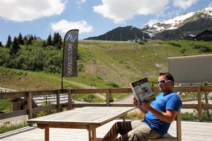 I v Courchevel se Flying Revue čte při každé volné chvilce.