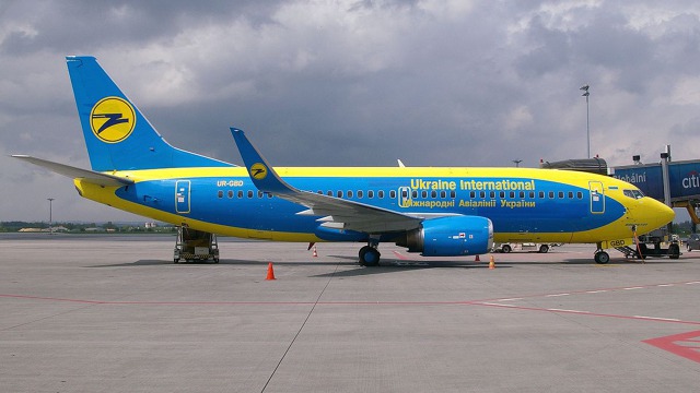 Boeing 737-36Q ve speciálních barvách společnosti Ukraine International je výjimečný i pro B737-300 poměrně vzácnou instalací wingletů na křídlech.